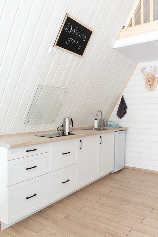 Уютный дом шалаш в лесу