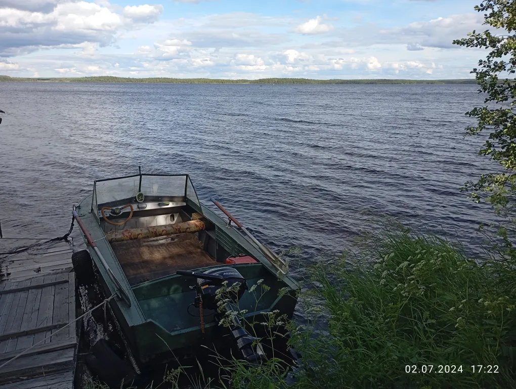 Благоустроенный дом на берегу с баней и катером