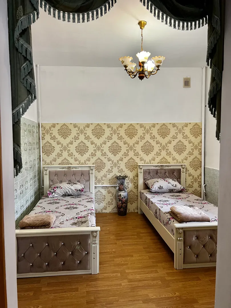 Фото комнаты на первом этаже с двумя односпальными кроватями 