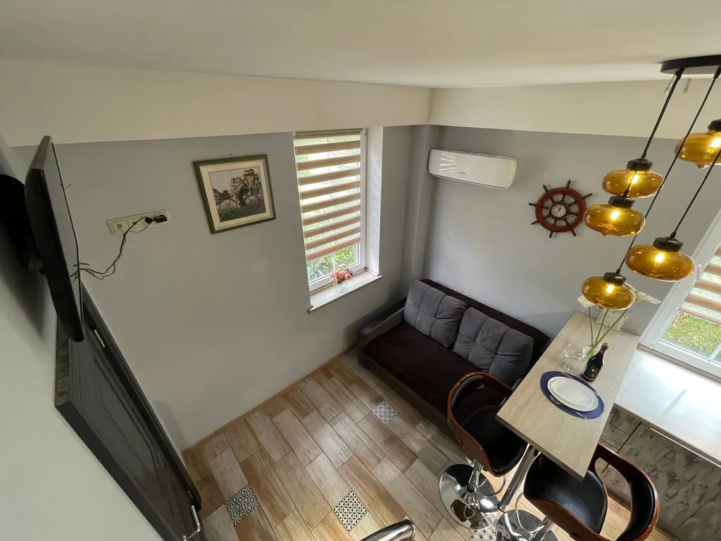 Двухуровневая квартира с дизайнерским ремонтом возле моря