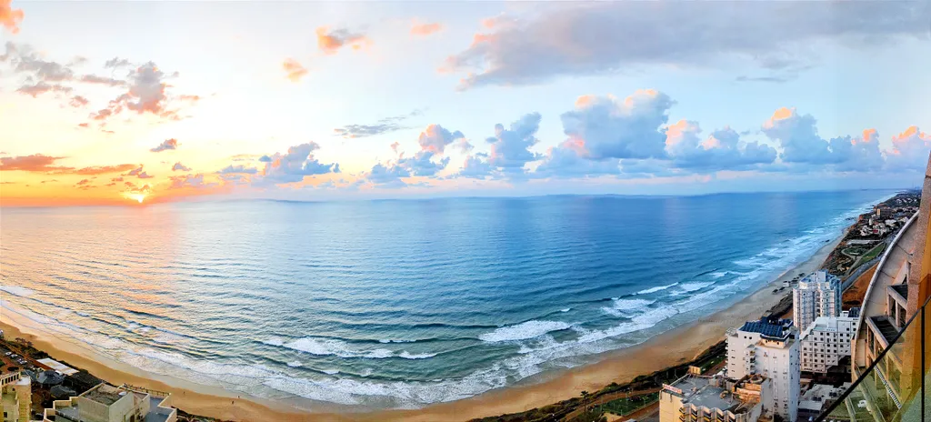 Четырехкомнатная квартира на берегу моря