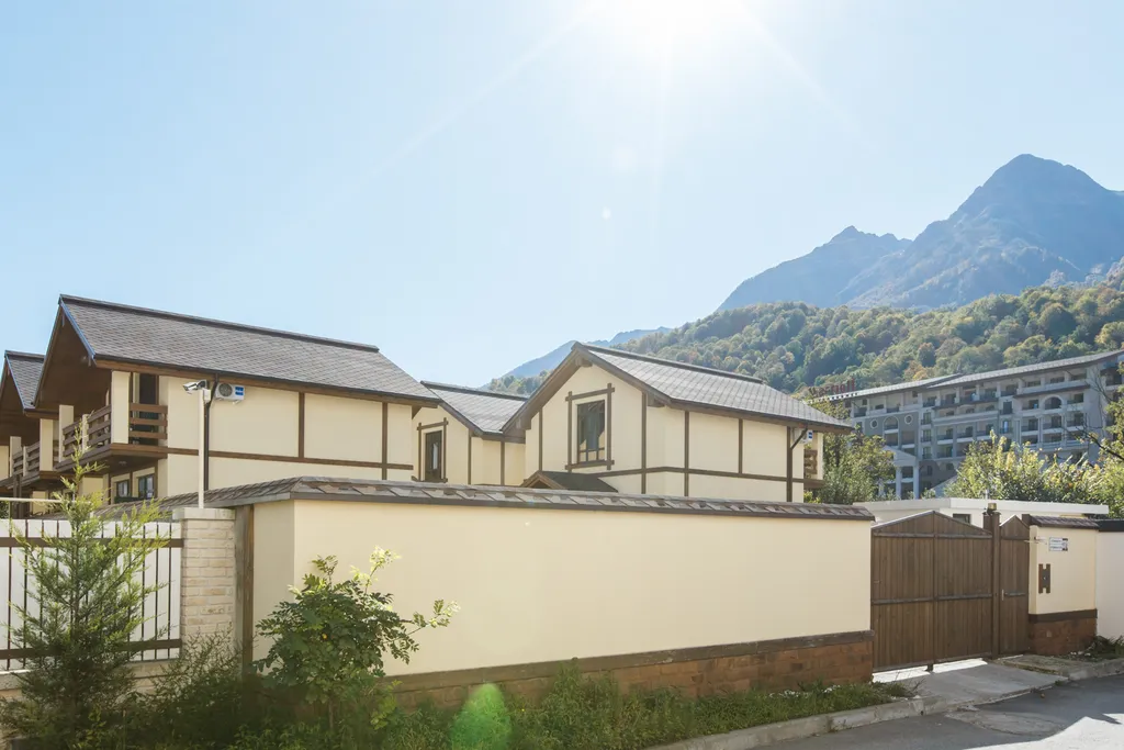 Дом целиком с личной парковкой в центре курорта