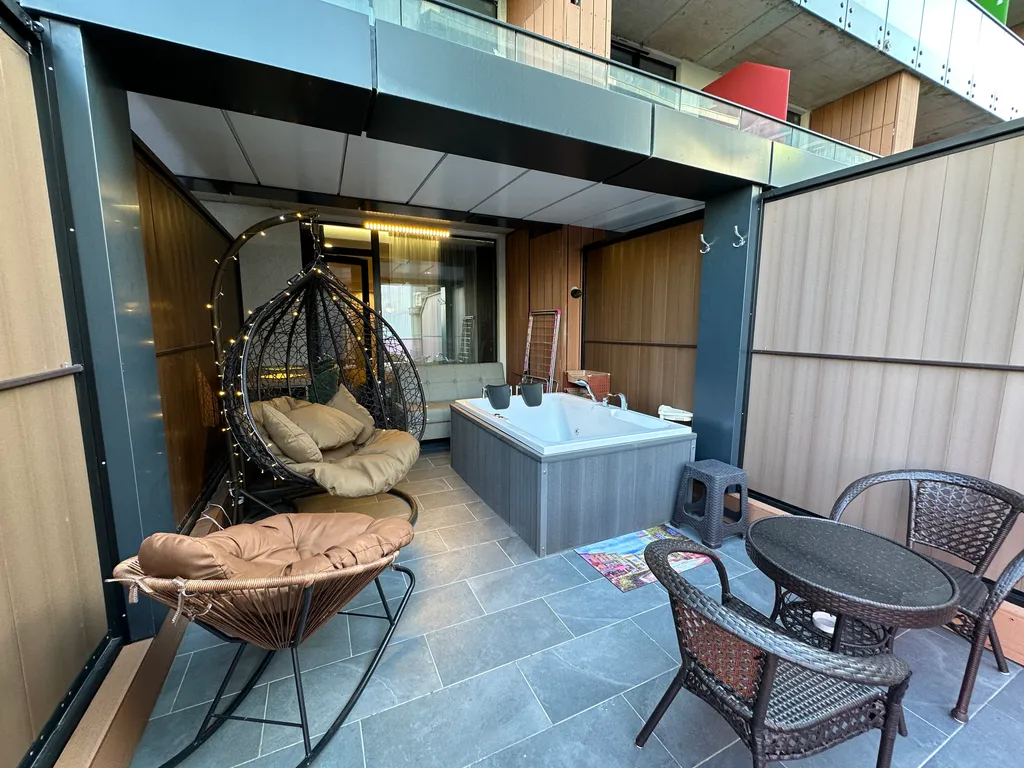 Апартамент с джакузи и большой верандой у моря