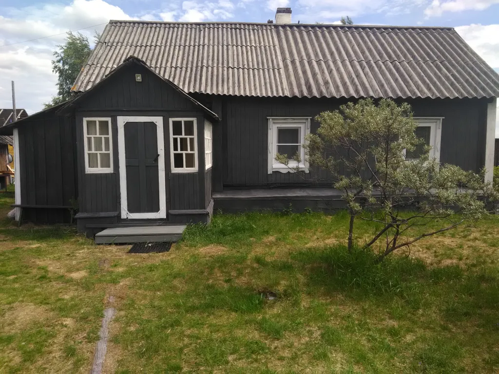 Благоустроенный дом на берегу с баней и катером