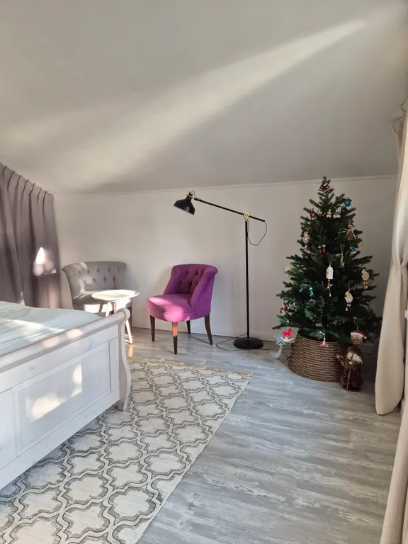 Дом сканди с камином с видом на озеро