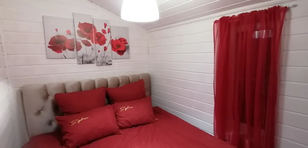 Дом с панорамными окнами на участке 10 соток