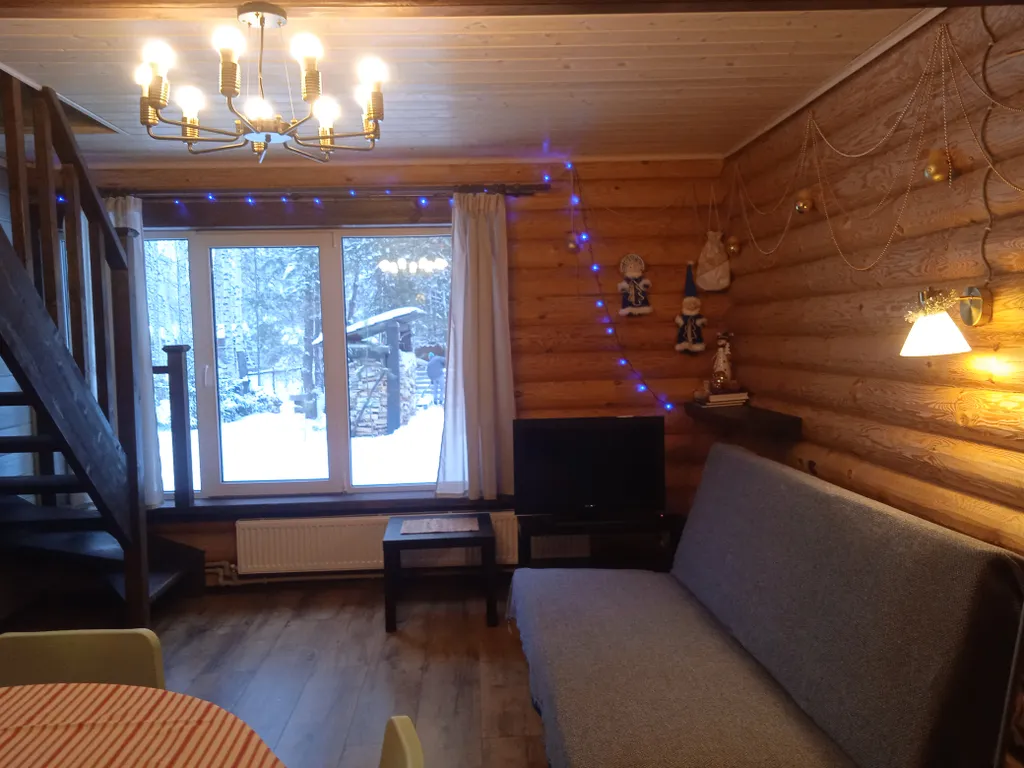 Дом с беседкой на берегу водохранилища