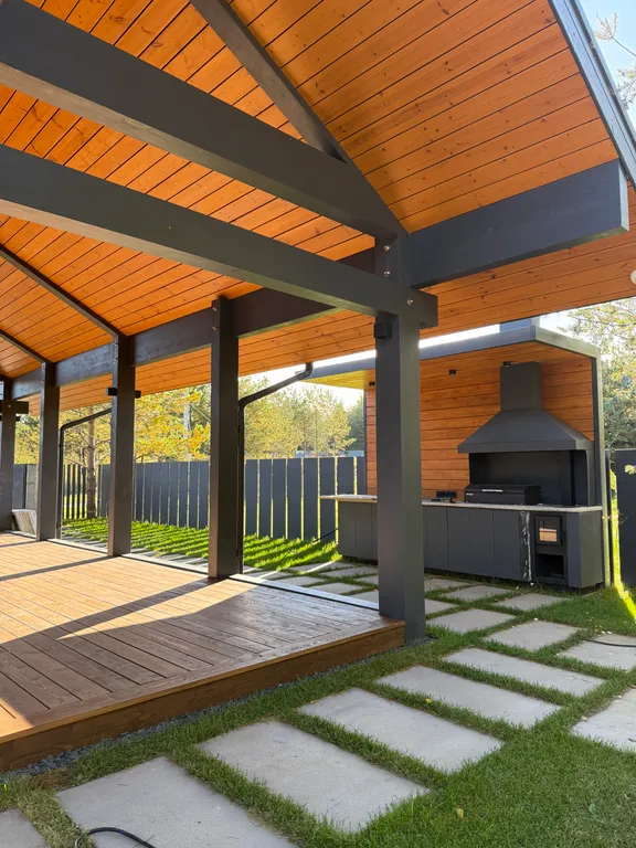 Премиальный загородный дом с теплым бассейном, на берегу