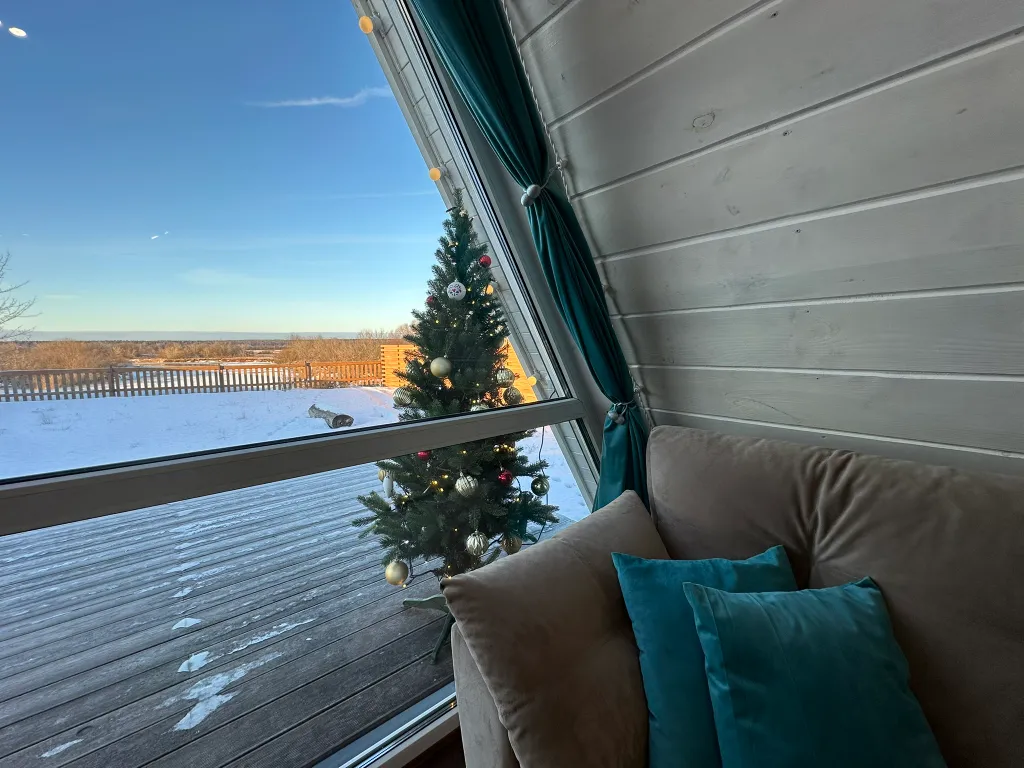 Дом в стиле A-frame на самом берегу реки