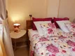 flat-all 61/Агенство Красивые Квартиры. Декор в приятном летнем стиле поднимет вам настроение, а плотные шторы из габардина позволят хорошо выспаться.