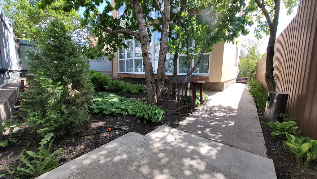 Современный уютный дом с панорамным остеклением