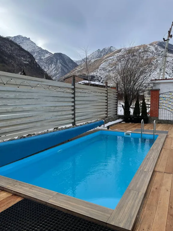 Дом с бассейном у леса