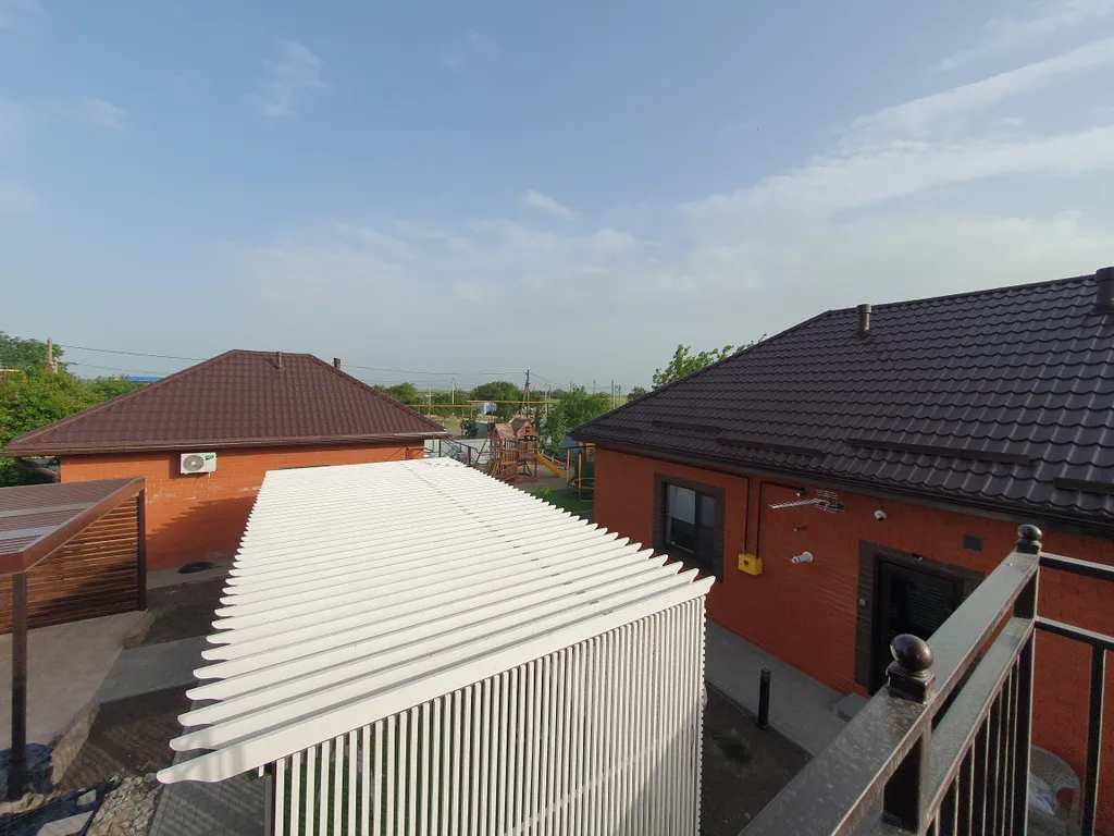 Отдельный дом с благоустроенным двором возле азовского моря