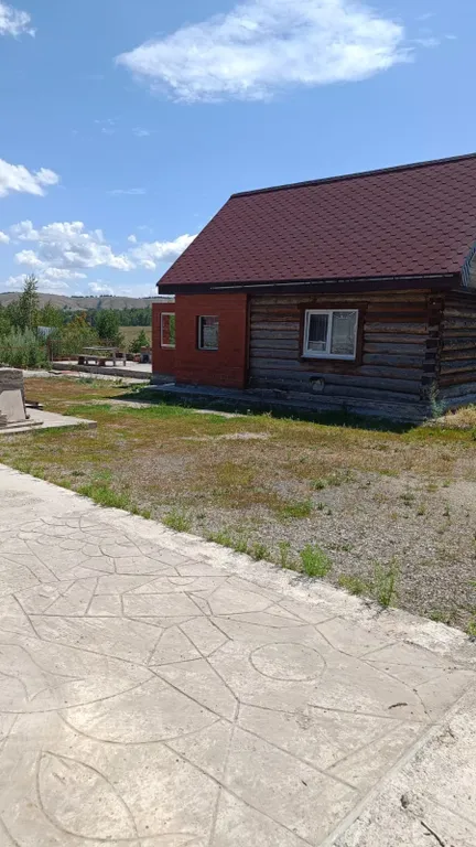 Домик около озера и леса