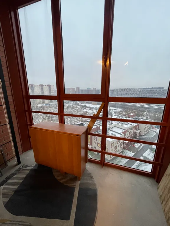 Уютная современная студия с видом на город