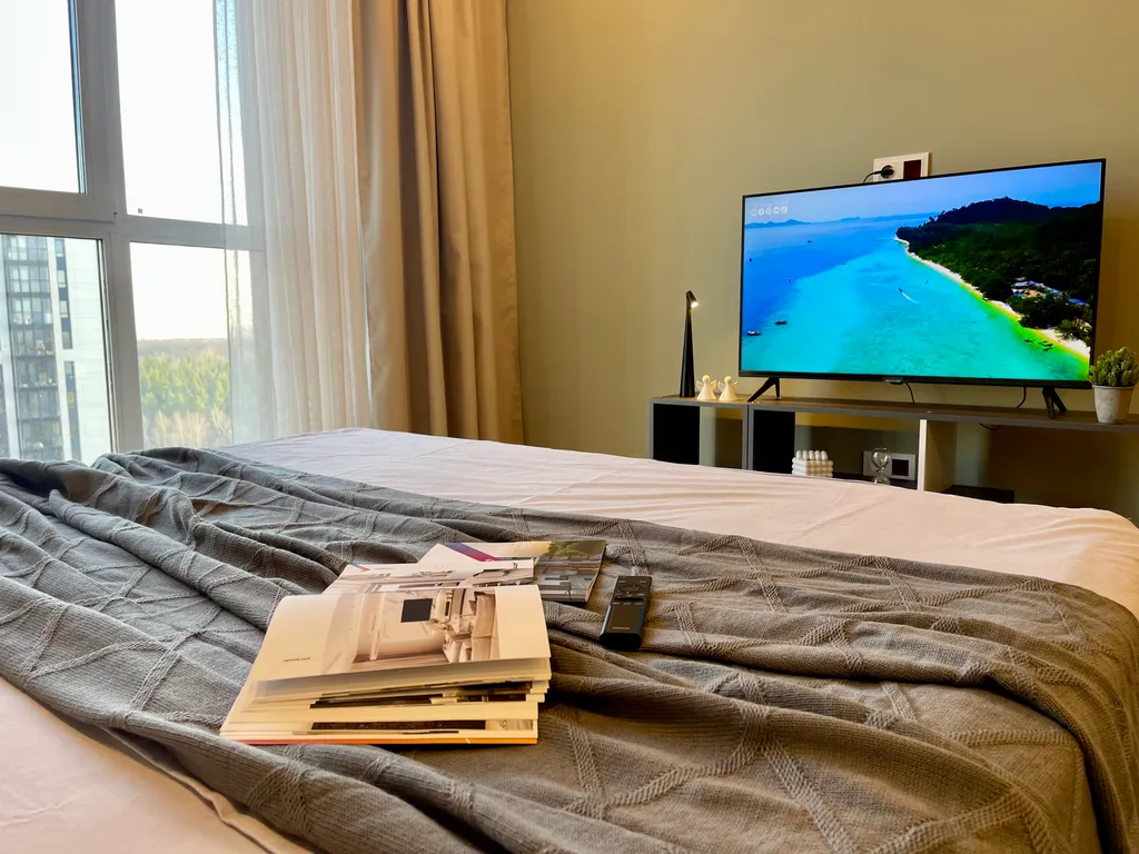 Новая квартира с кроватью возле панорамного окна, высокий этаж