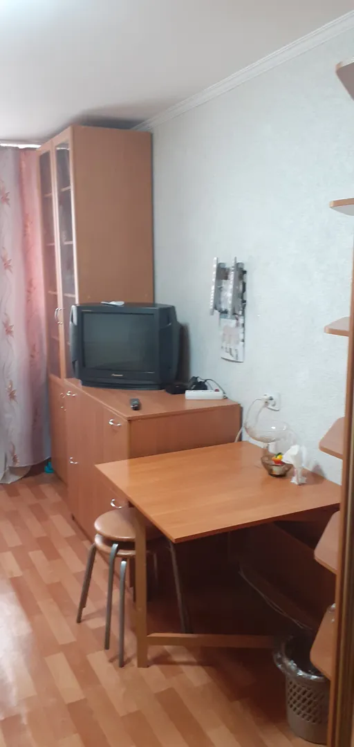 В камоде имеется 2 отделения для постельного белья: верхнее - для дивана (2 подушки, одеяло и простыня, полотенца, матрас, в нижнем - для раскладного кресла: комплект на 1 сп место + матрасик.