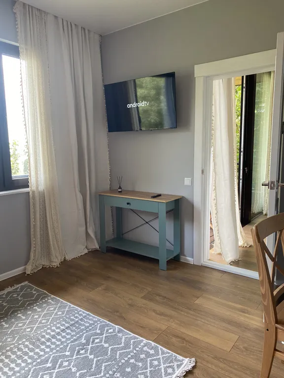 Уютная локация под платаном