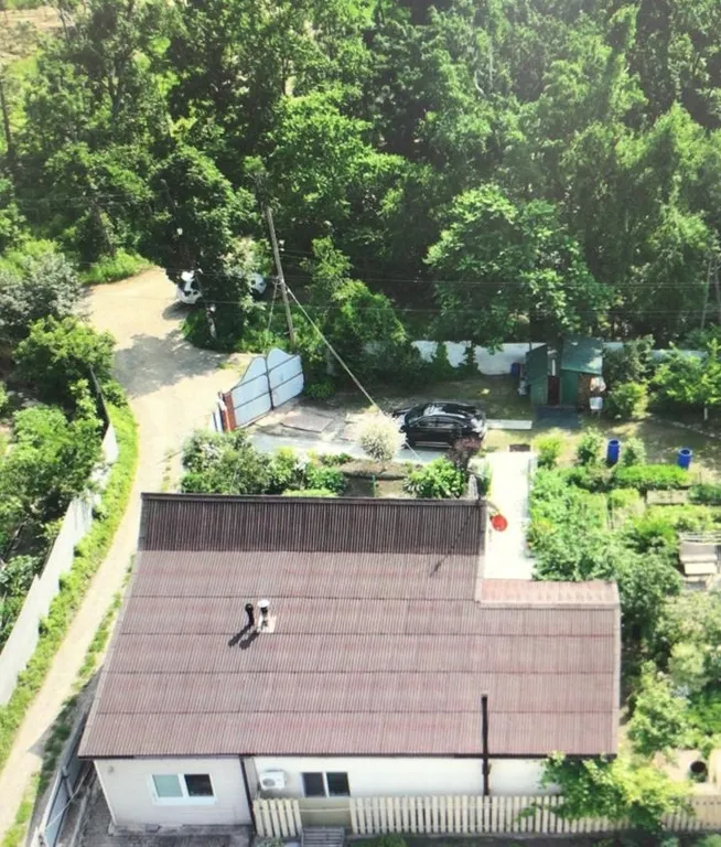 Уютный загородный дом с красивой благоустроенной территорией.