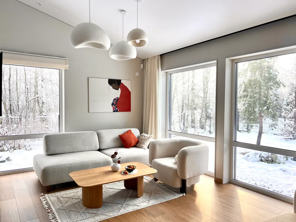 Новый стильный дом с зоной SPA, камином и красивым садом у леса