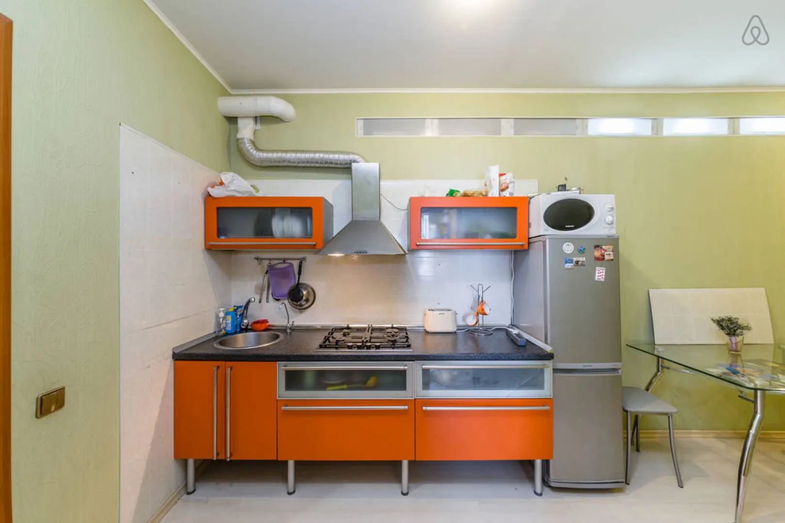 Общая кухня на 4 комнаты, вся необходимая посуда и два больших холодильника.