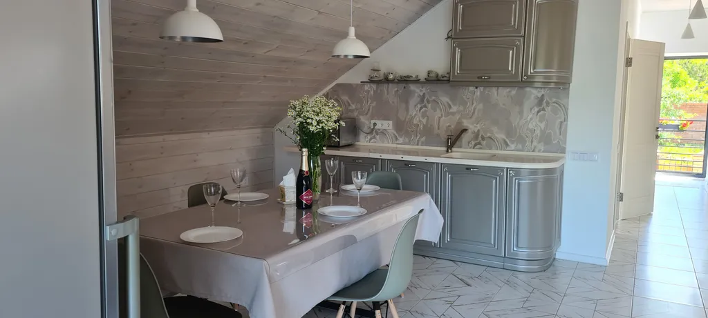 Дом рядом с чистым морем с уникальным можжевеловым лесом