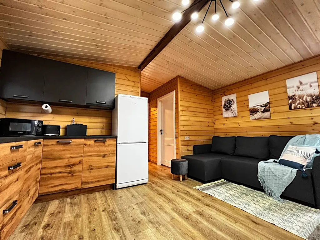 Уютный домик Karhumökki в окружении соснового леса и озер, у Игоры