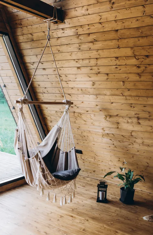 Уютный панорамный треугольный дом A-frame с видом и окружением леса