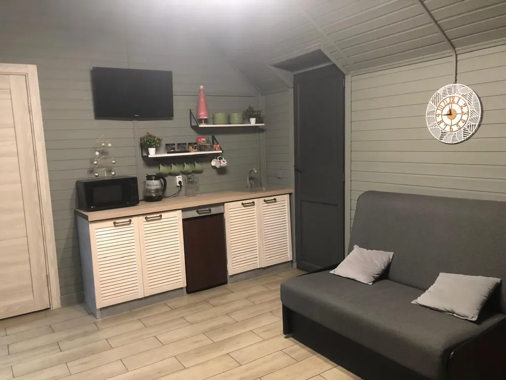 Уютный загородный дом с зоной барбекю и приватной территорией