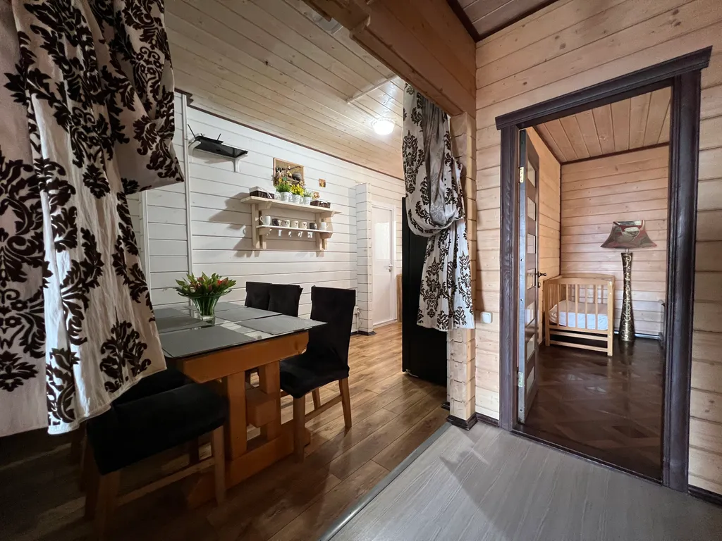 Дом с сауной и большой ванной на террасе