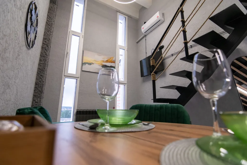 Двухуровневая студия с стильным современным ремонтом