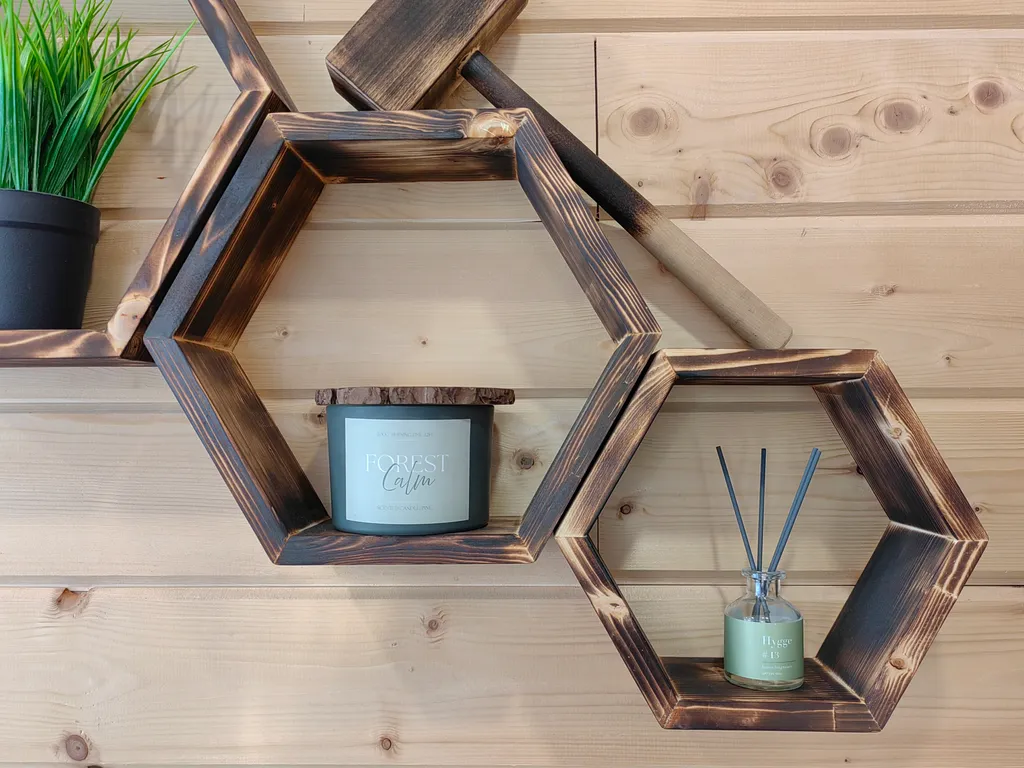 Уединенный домик возле леса