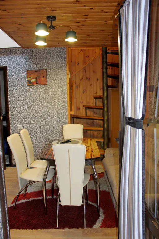 Семейный двухкомнатный апартамент с кухней и балконом