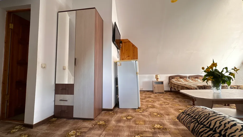 Благоустроенная комната в коттедже с двумя балконами и видом на море.