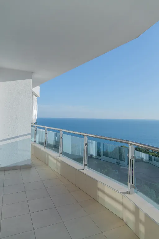 Трёхкомнатные апартаменты в центре с видом на море