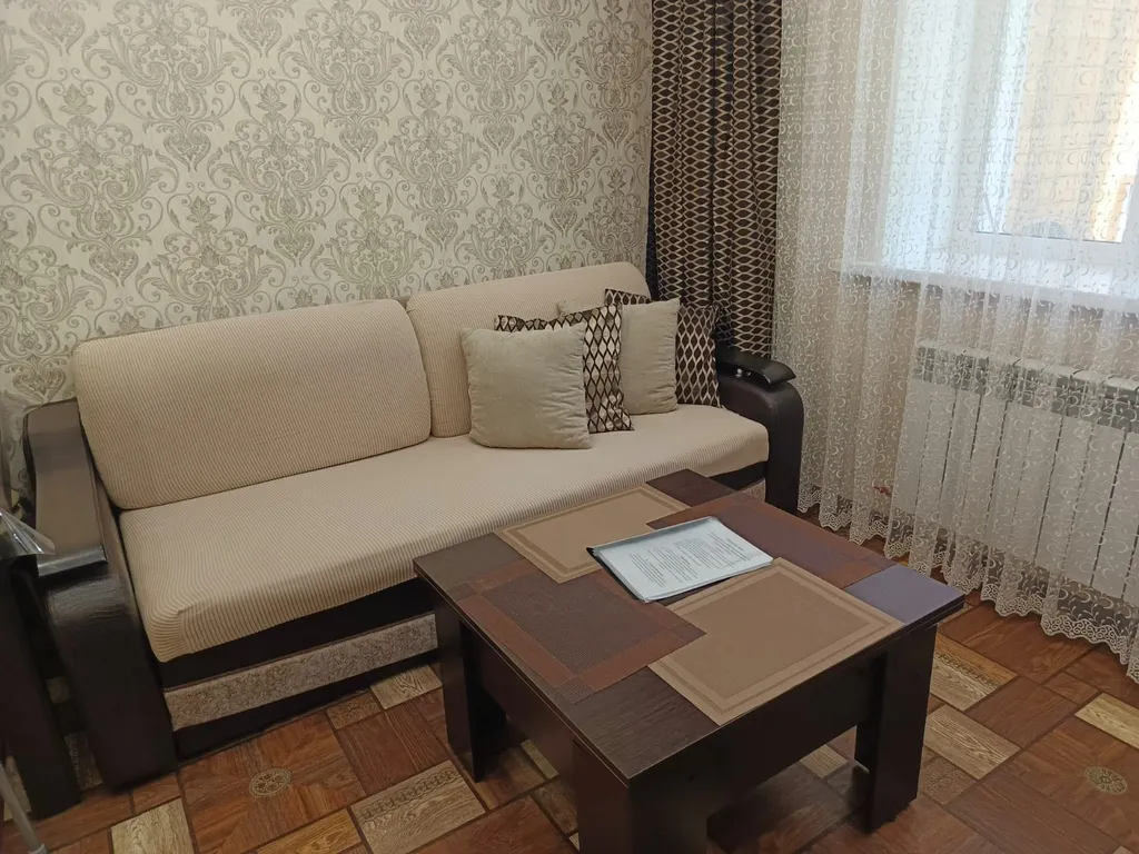 Квартира на банном, Родина