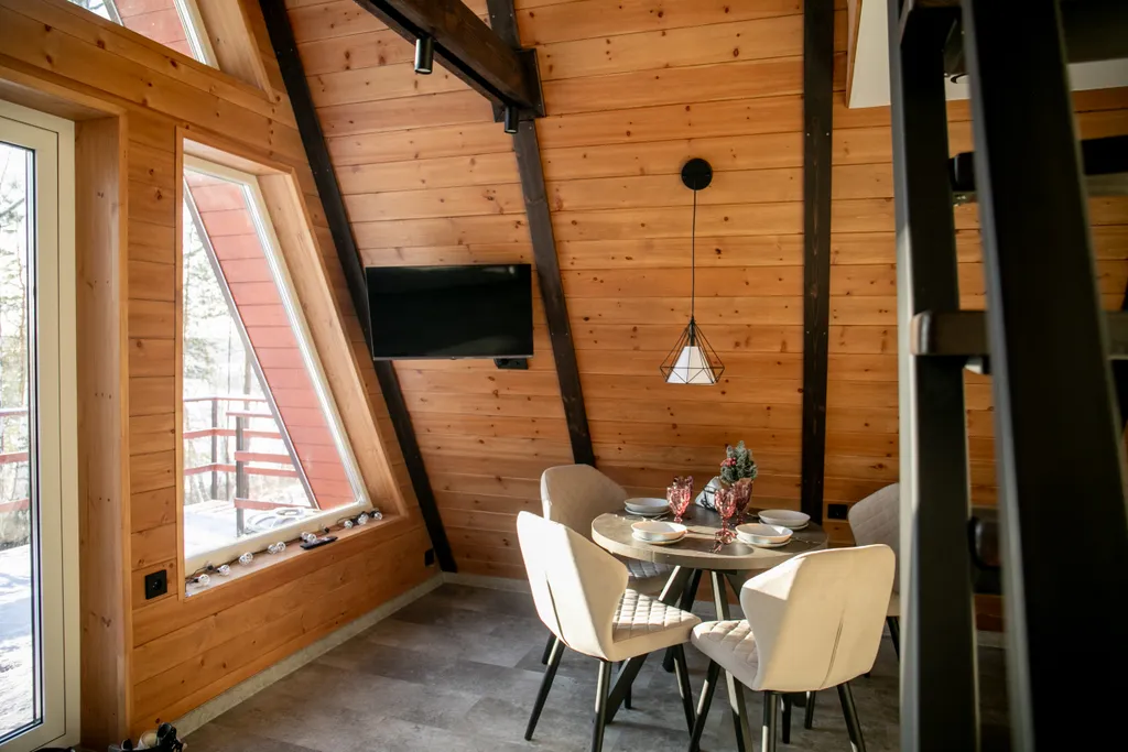 Уютный домик Красный A-Frame с террасой