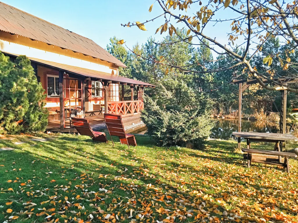 Коттедж под Минском с баней, озером, беседкой