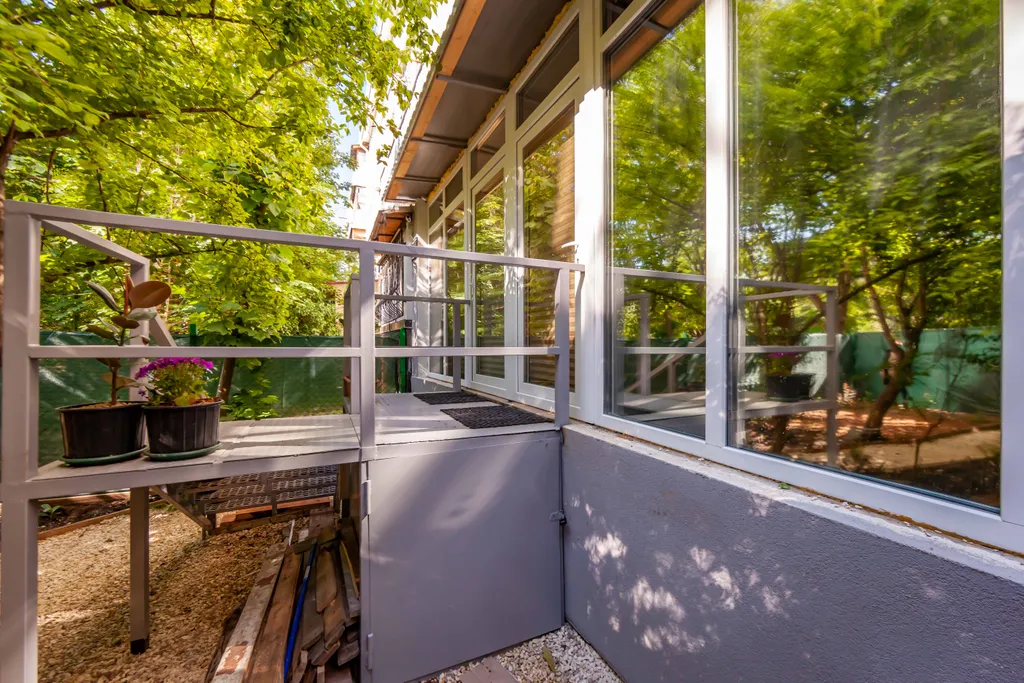 Уютная новая студия с садом на москольце