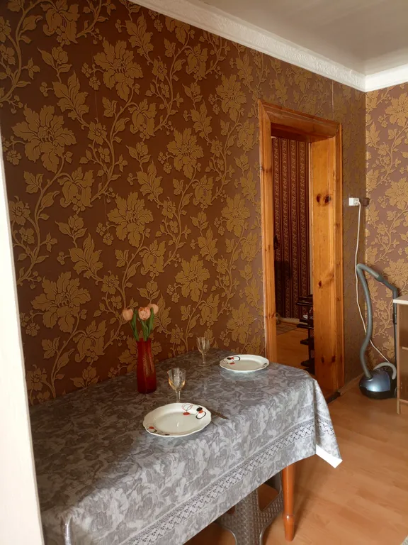 Рядом бассейн, парк