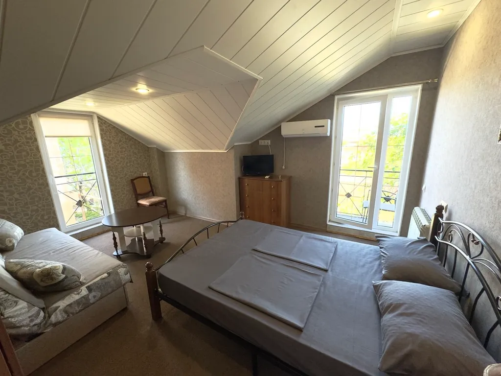 Номер с двухспальной кроватью и доп. Местом, с балконом и видом на море