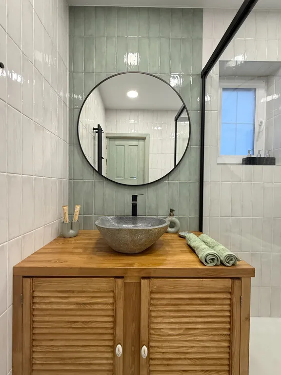 Домик на холме с видом на Байкал