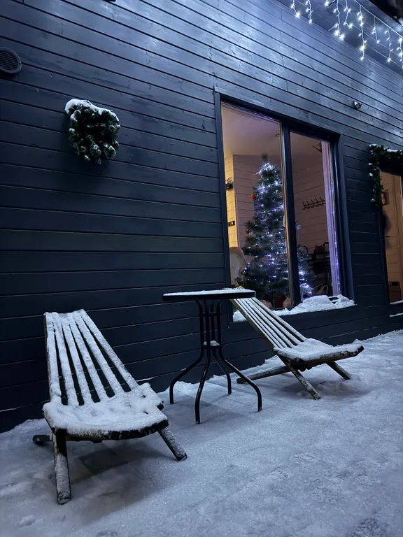 Просторный дом с видом на настоящий лес