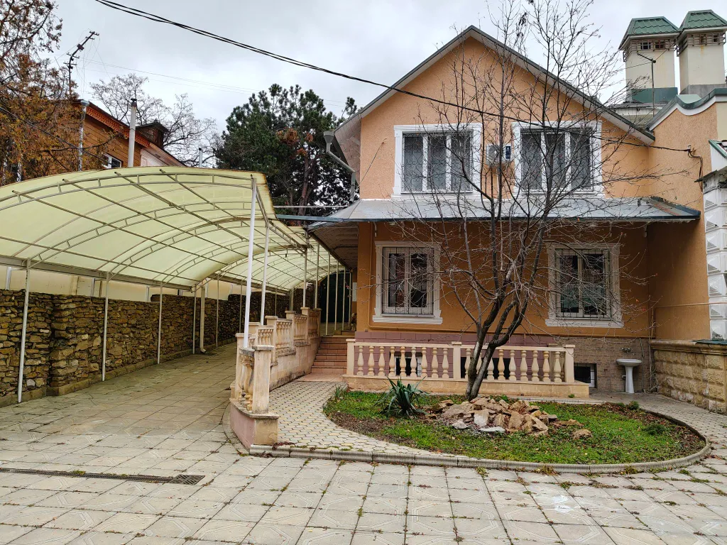 Частный дом с беседкой