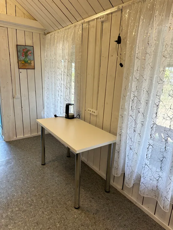 Уютный домик на берегу реки