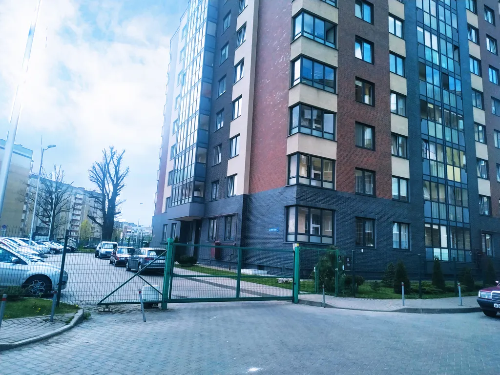 Огороженная парковка на Липовой аллее, Артиллерийская