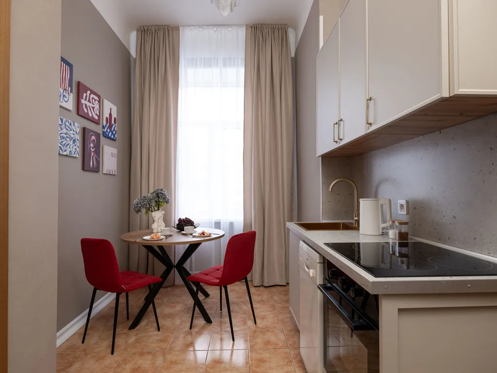 Просторная квартира с тремя спальными и балконом с видом