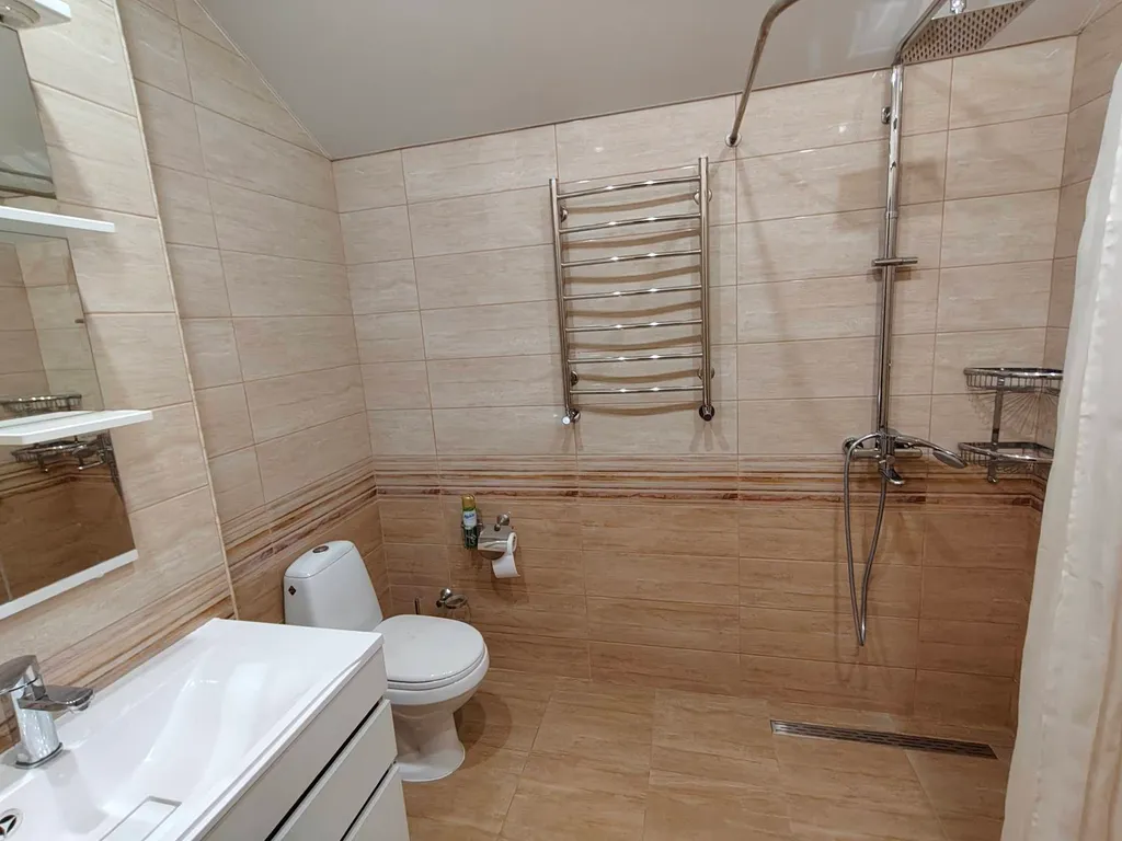 Частный дом с беседкой