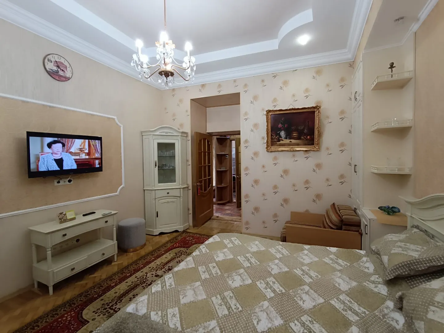 Вторая комната с двуспальной кроватью и также при необходимости раскладывается кресло-кровать
