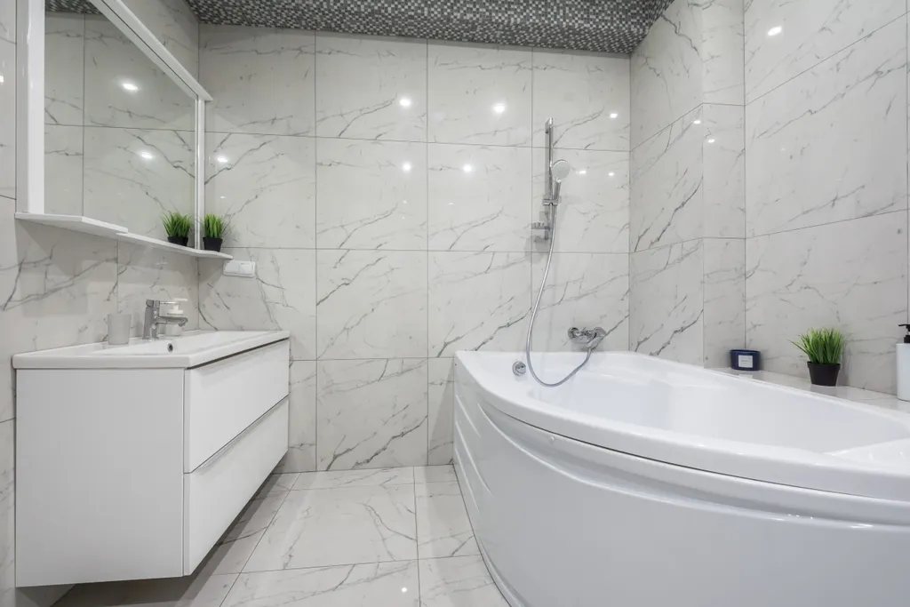 Белоснежная квартира с яркими акцентами в ЖК Центральный